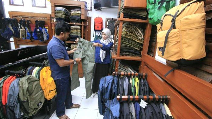 Pengunjung berbelanja produk terbaru Alpina di toko Alpina, Jalan Alpina, Kompleks Dago Asri, Kota Bandung, Jawa Barat, Selasa (11/3/2025).