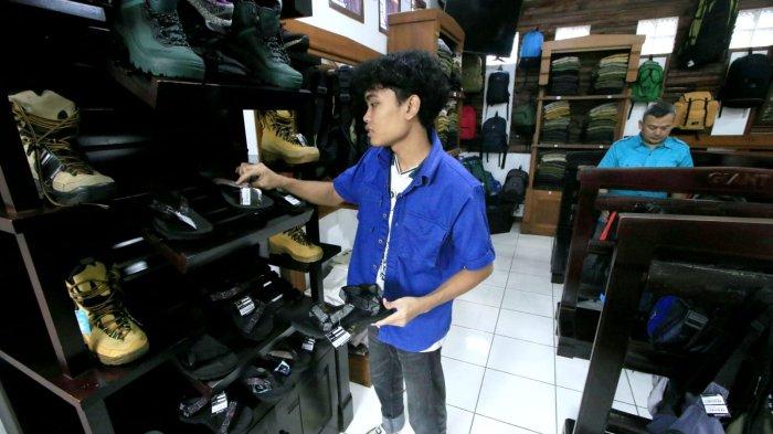 Pengunjung berbelanja produk terbaru Alpina di toko Alpina, Jalan Alpina, Kompleks Dago Asri, Kota Bandung, Jawa Barat, Selasa (11/3/2025).