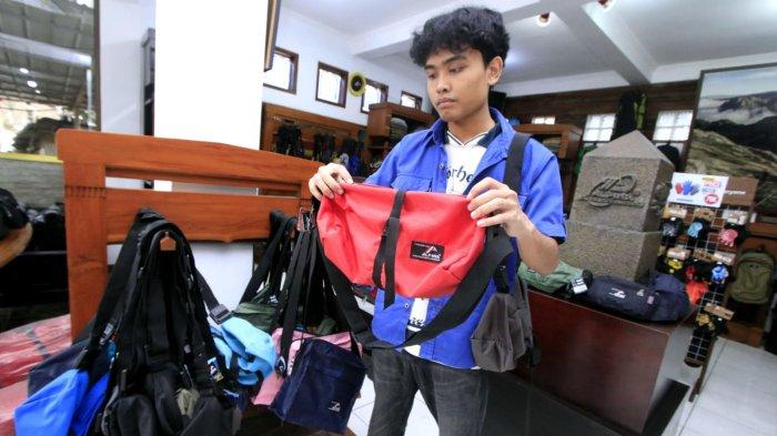 Pengunjung berbelanja produk terbaru Alpina di toko Alpina, Jalan Alpina, Kompleks Dago Asri, Kota Bandung, Jawa Barat, Selasa (11/3/2025).
