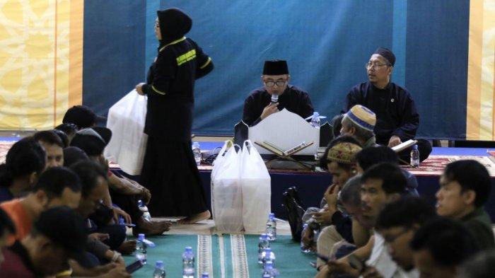 Petugas menyiapkan takjil untuk diagikan kepada warga yang mengikuti buka puasa bersama di Masjid Raya Bandung, Alun-Alun Kota Bandung, Jawa Barat, Jumat (14/3/2025).