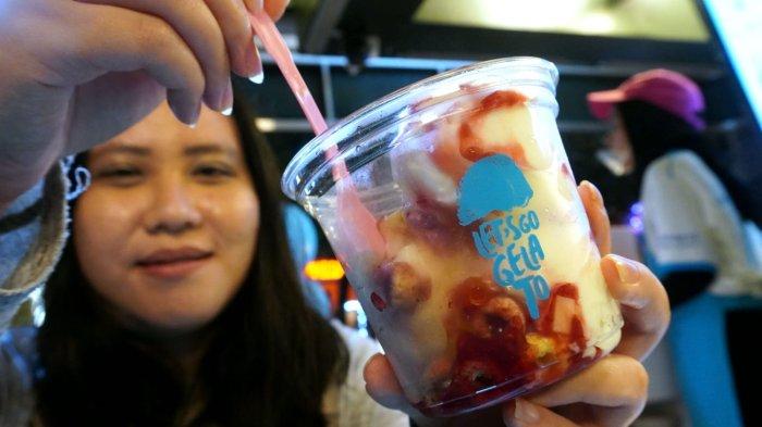 Pengunjung menikmati gelato saat berbuka puasa di Let’s Go Gelato yang baru grand opening, di Jalan Braga, Kota Bandung, Jawa Barat, Sabtu (15/3/2025).