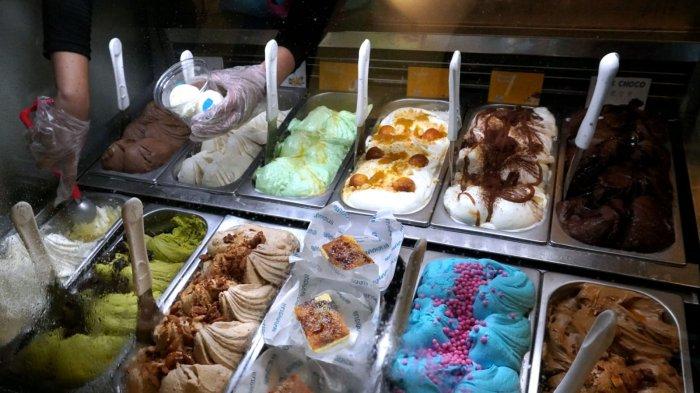 Pramuniaga melayani pembeli gelato saat waktu berbuka puasa di Let’s Go Gelato yang baru grand opening, di Jalan Braga, Kota Bandung, Jawa Barat, Sabtu (15/3/2025).