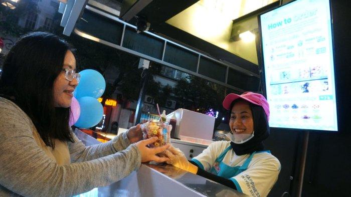 Pramuniaga melayani pembeli gelato saat waktu berbuka puasa di Let’s Go Gelato yang baru grand opening, di Jalan Braga, Kota Bandung, Jawa Barat, Sabtu (15/3/2025).