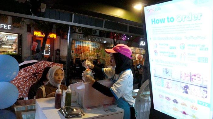 Pramuniaga melayani pembeli gelato saat waktu berbuka puasa di Let’s Go Gelato yang baru grand opening, di Jalan Braga, Kota Bandung, Jawa Barat, Sabtu (15/3/2025).