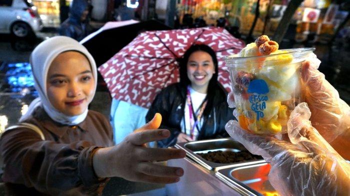 Pramuniaga melayani pembeli gelato saat waktu berbuka puasa di Let’s Go Gelato yang baru grand opening, di Jalan Braga, Kota Bandung, Jawa Barat, Sabtu (15/3/2025).