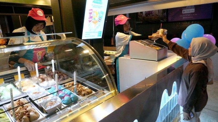 Pramuniaga melayani pembeli gelato saat waktu berbuka puasa di Let’s Go Gelato yang baru grand opening, di Jalan Braga, Kota Bandung, Jawa Barat, Sabtu (15/3/2025).