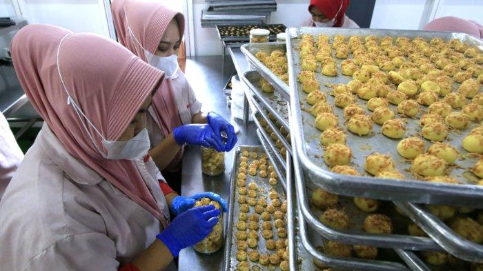 Pekerja membuat kue kering di pabrik J&C Cookies, Jalan Bojong Koneng Atas, Cimenyan, Kabupaten Bandung, Jawa Barat, Senin (17/32025).