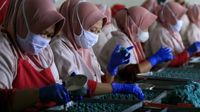 Pekerja membuat kue kering di pabrik J&C Cookies, Jalan Bojong Koneng Atas, Cimenyan, Kabupaten Bandung, Jawa Barat, Senin (17/32025).