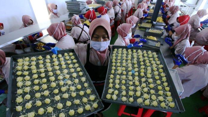 Pekerja membuat kue kering di pabrik J&C Cookies, Jalan Bojong Koneng Atas, Cimenyan, Kabupaten Bandung, Jawa Barat, Senin (17/32025).