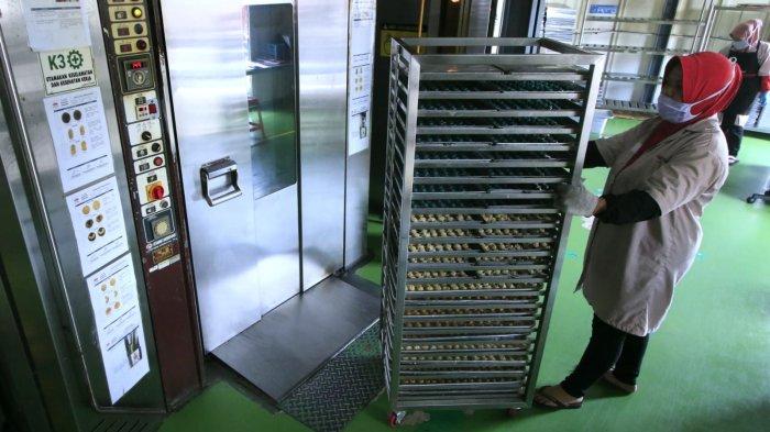 Pekerja bersiap memanggang kue kering ke dalam oven di pabrik J&C Cookies, Jalan Bojong Koneng Atas, Cimenyan, Kabupaten Bandung, Jawa Barat, Senin (17/32025).
