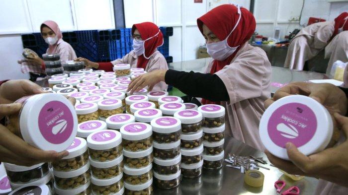 Sejumlah pekerja memberi label pada toples kaca berisi kue kering di pabrik J&C Cookies, Jalan Bojong Koneng Atas, Cimenyan, Kabupaten Bandung, Jawa Barat, Senin (17/32025).