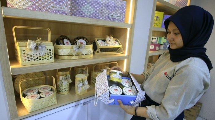 Pekerja menata hampers atau bingkisan berisi kue kering berbagai varian rasa di outlet J&C Cookies, Jalan Bojong Koneng Atas, Cimenyan, Kabupaten Bandung, Jawa Barat, Senin (17/32025).