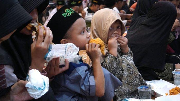 Sejumlah anak yatim menikmati paket berbuka puasa dari McDonald’s Indonesia pada acara buka puasa bersama bertajuk 
