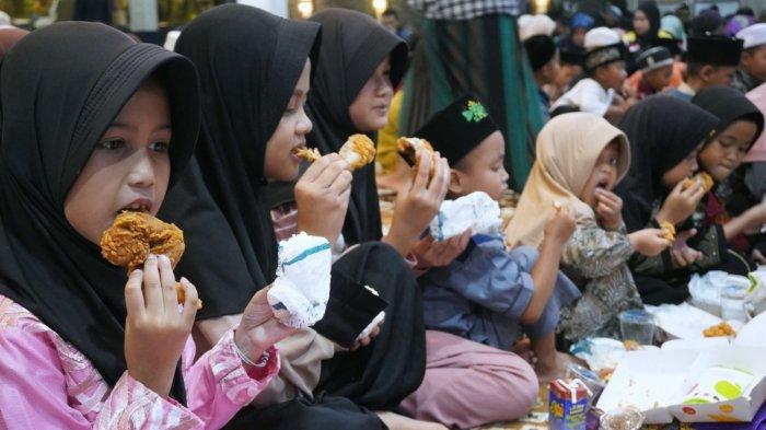 Sejumlah anak yatim menikmati paket berbuka puasa dari McDonald’s Indonesia pada acara buka puasa bersama bertajuk 