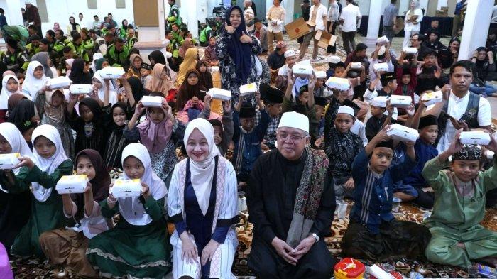 Associate Director of Communication McDonald’s Indonesia, Yulianti Hadena (ketiga kanan) dan Pimpinan Pondok Pesantren Darul Ma'arif, KH Sofyan Yahya duduk bersama sejumlah anak yatim yang sudah menerima paket berbuka puasa dari McDonald’s Indonesia pada acara buka puasa bersama dengan mitra dan komunitas pengemudi ojek online, serta anak-anak yatim bertajuk 