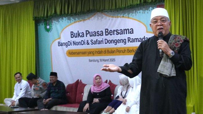 Pimpinan Pondok Pesantren Darul Ma'arif, KH Sofyan Yahya menyampaikan tausiyah pada acara buka puasa bersama dengan
mitra dan komunitas pengemudi ojek online, serta anak-anak yatim bertajuk 