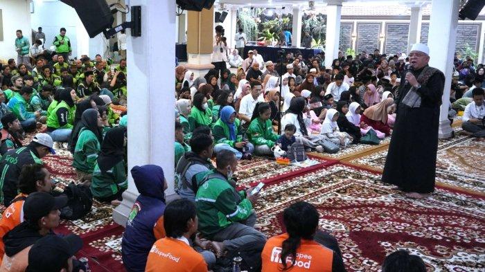 Pimpinan Pondok Pesantren Darul Ma'arif, KH Sofyan Yahya menyampaikan tausiyah pada acara buka puasa bersama dengan
mitra dan komunitas pengemudi ojek online, serta anak-anak yatim bertajuk 