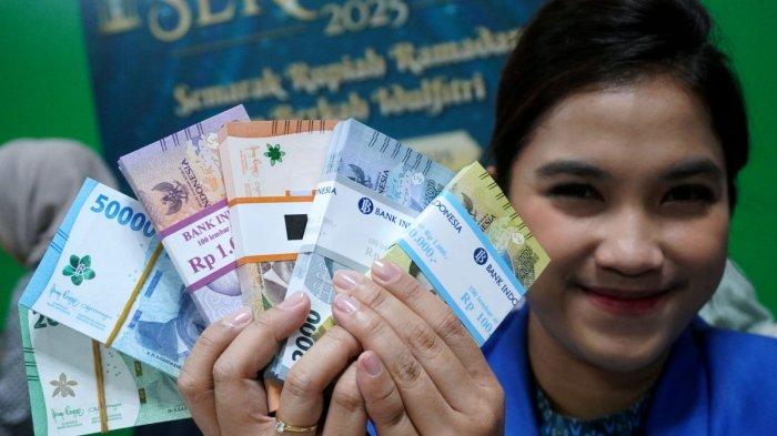 Petugas bank memperlihatkan uang pecahan baru pada Semarak Rupiah Ramadan dan Idul Fitri (Serambi) 2025 di Bale Asri Pusdai Jabar, Jalan Diponegoro, Kota Bandung, Jawa Barat, Selasa (18/3/2025).