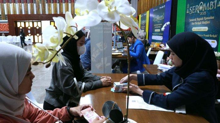 Petugas bank melayani warga menukar uang baru pada Semarak Rupiah Ramadan dan Idul Fitri (Serambi) 2025 di Bale Asri Pusdai Jabar, Jalan Diponegoro, Kota Bandung, Jawa Barat, Selasa (18/3/2025).