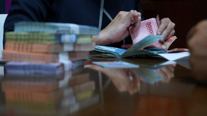 Petugas bank melayani warga menukar uang baru pada Semarak Rupiah Ramadan dan Idul Fitri (Serambi) 2025 di Bale Asri Pusdai Jabar, Jalan Diponegoro, Kota Bandung, Jawa Barat, Selasa (18/3/2025).