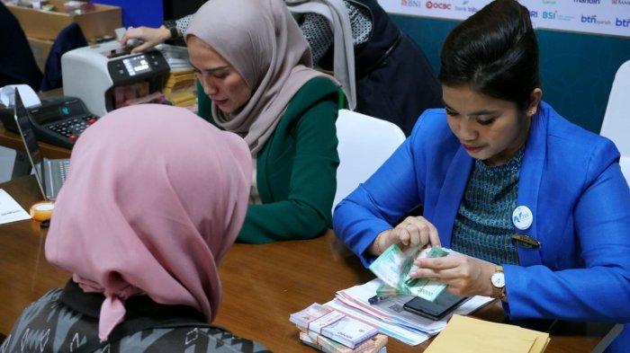 Petugas bank melayani warga menukar uang baru pada Semarak Rupiah Ramadan dan Idul Fitri (Serambi) 2025 di Bale Asri Pusdai Jabar, Jalan Diponegoro, Kota Bandung, Jawa Barat, Selasa (18/3/2025).