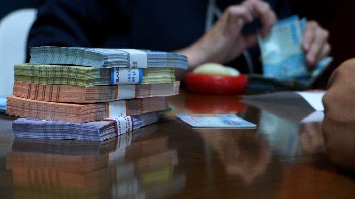 Petugas bank melayani warga menukar uang baru pada Semarak Rupiah Ramadan dan Idul Fitri (Serambi) 2025 di Bale Asri Pusdai Jabar, Jalan Diponegoro, Kota Bandung, Jawa Barat, Selasa (18/3/2025).