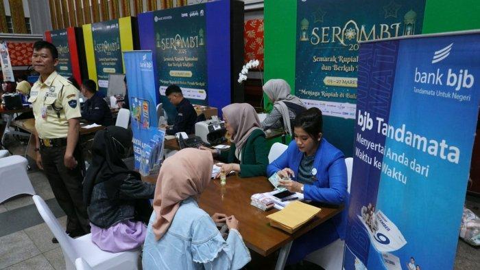 Petugas bank melayani warga menukar uang baru pada Semarak Rupiah Ramadan dan Idul Fitri (Serambi) 2025 di Bale Asri Pusdai Jabar, Jalan Diponegoro, Kota Bandung, Jawa Barat, Selasa (18/3/2025).