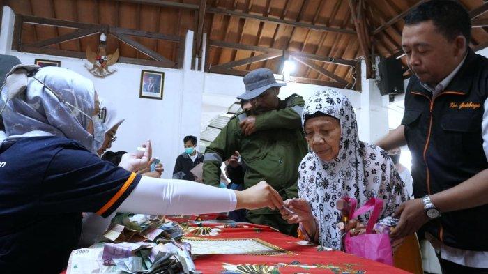 Warga membeli paket sembako pada pelaksanaan Operasi Pasar Bersubsidi (OPADI) Tahun 2025 di Kantor Kecamatan Gedebage, Kota Bandung, Jawa Barat, Rabu (19/3/2025).