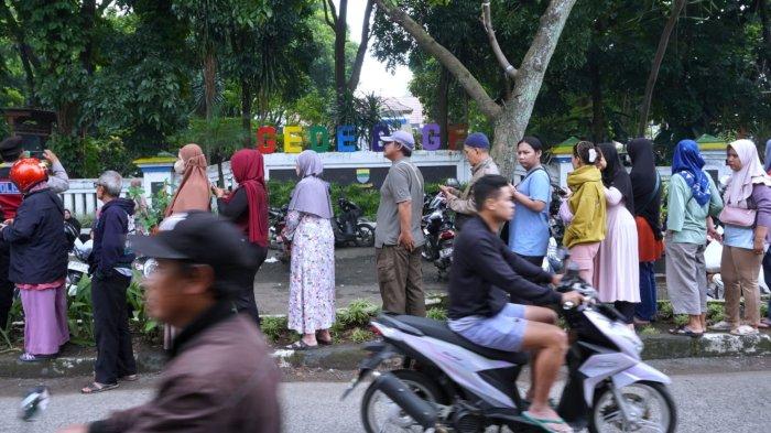 Warga antre untuk membeli paket sembako pada pelaksanaan Operasi Pasar Bersubsidi (OPADI) Tahun 2025 di Kantor Kecamatan Gedebage, Kota Bandung, Jawa Barat, Rabu (19/3/2025).