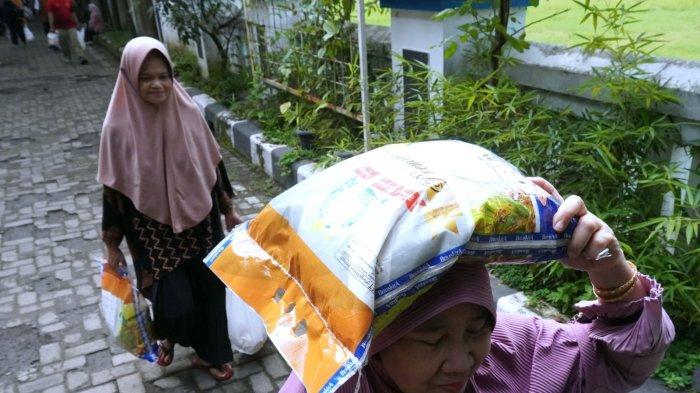Warga sumringah mendapat paket sembako murah setelah mengantre panjang pada pelaksanaan Operasi Pasar Bersubsidi (OPADI) Tahun 2025 di Kantor Kecamatan Gedebage, Kota Bandung, Jawa Barat, Rabu (19/3/2025).