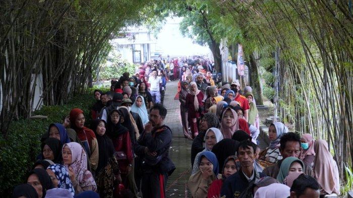 Warga antre membeli paket sembako murah pada pelaksanaan Operasi Pasar Bersubsidi (OPADI) Tahun 2025 di Kantor Kecamatan Gedebage, Kota Bandung, Jawa Barat, Rabu (19/3/2025).