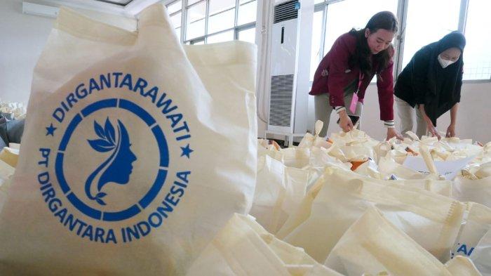 Petugas menata paket sembako untuk warga pada acara program Ramadhan Berbagi 1446 H, di Gedung Dirgantara II (Dharma Wanita) PTDI, Kota Bandung, Jawa Barat, Kamis (20/3/2025)