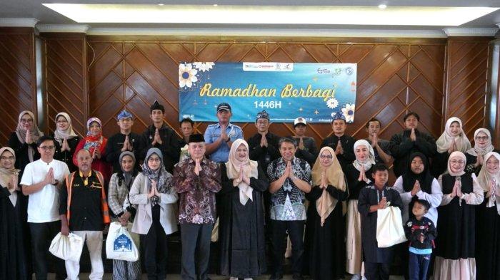 Direktur Utama PT Dirgantara Indonesia (PTDI), Gita Amperiawan berfoto bersama seusai simbolis menyerahkan paket sembako pada acara program Ramadhan Berbagi 1446 H, di Gedung Dirgantara II (Dharma Wanita) PTDI, Kota Bandung, Jawa Barat, Kamis (20/3/2025).