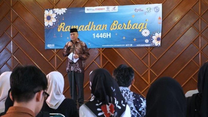 Direktur Utama PT Dirgantara Indonesia (PTDI), Gita Amperiawan memberikan sambutan pada acara program Ramadhan Berbagi 1446 H, di Gedung Dirgantara II (Dharma Wanita) PTDI, Kota Bandung, Jawa Barat, Kamis (20/3/2025).