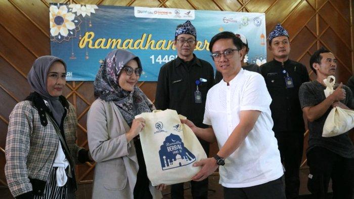Manager Tanggung Jawab Sosial & Lingkungan PT Dirgantara Indonesia (TJSL PTDI), Kerry Apriawan simbolis menyerahkan paket sembako kepada perwakilan warga pada acara program Ramadhan Berbagi 1446 H, di Gedung Dirgantara II (Dharma Wanita) PTDI, Kota Bandung, Jawa Barat, Kamis (20/3/2025).