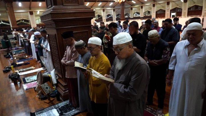 Umat Islam melaksanakan salat sunat malam hari (qiamulail) saat mengikuti itikaf di Masjid Habiburrahman PTDI, Jalan Pajajaran, Kota Bandung, Jawa Barat, Jumat (21/3/2025) dinihari.
