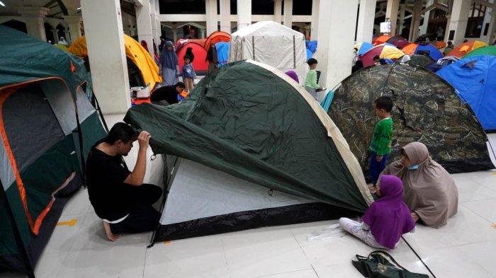 Umat Islam mendirikan tenda saat akan mengikuti itikaf di Masjid Habiburrahman PT PTDI, Jalan Pajajaran, Kota Bandung, Jawa Barat, Jumat (21/3/2025) dinihari.