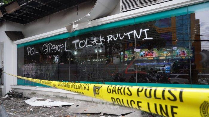 Kantor Hana Bank yang hangus terbakar dipolice line di persimpangan Jalan Ir H Djuanda - Jalan Diponegoro, Dago, Kota Bandung, Jawa Barat, Sabtu (21/3/2025).