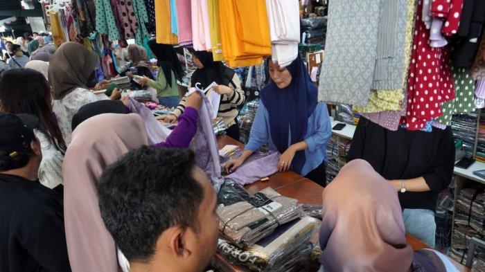 Pengunjung berbelanja kerudung di Pasar Baru Trade Center, di Jalan Otto Iskandardinata, Kota Bandung, Jawa Barat, Sabtu (22/3/2025).