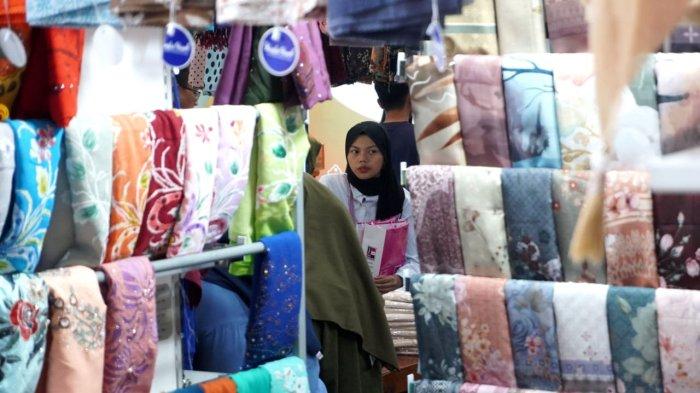 Pengunjung berbelanja kerudung di Pasar Baru Trade Center, di Jalan Otto Iskandardinata, Kota Bandung, Jawa Barat, Sabtu (22/3/2025).