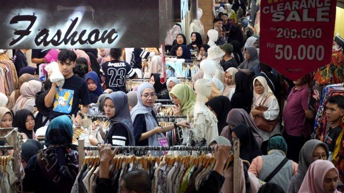 Pengunjung berbelanja pakaian di salah satu toko di Pasar Baru Trade Center, Jalan Otto Iskandardinata, Kota Bandung, Jawa Barat, Sabtu (22/3/2025).