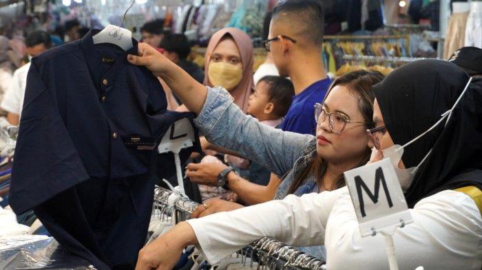 Pengunjung berbelanja baju koko di salah satu toko di Pasar Baru Trade Center, Jalan Otto Iskandardinata, Kota Bandung, Jawa Barat, Sabtu (22/3/2025).
