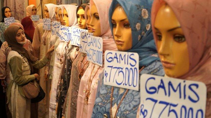 Pengunjung melihat pakaian muslimah di salah satu toko di Pasar Baru Trade Center, Jalan Otto Iskandardinata, Kota Bandung, Jawa Barat, Sabtu (22/3/2025).