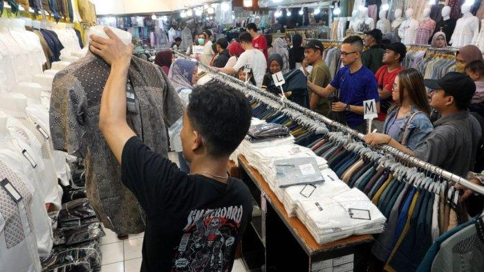 Pengunjung berbelanja baju koko di salah satu toko di Pasar Baru Trade Center, Jalan Otto Iskandardinata, Kota Bandung, Jawa Barat, Sabtu (22/3/2025).