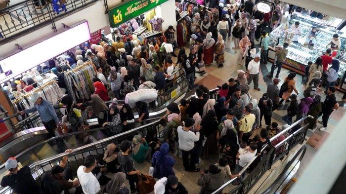 Pengunjung memadati Pasar Baru Trade Center, di Jalan Otto Iskandardinata, Kota Bandung, Jawa Barat, Sabtu (22/3/2025).