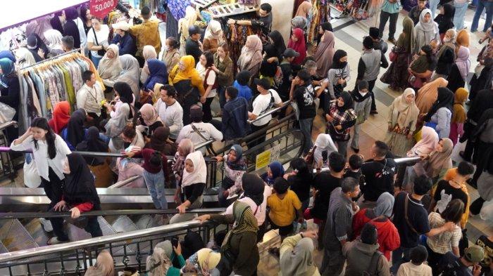 Pengunjung memadati Pasar Baru Trade Center, di Jalan Otto Iskandardinata, Kota Bandung, Jawa Barat, Sabtu (22/3/2025).