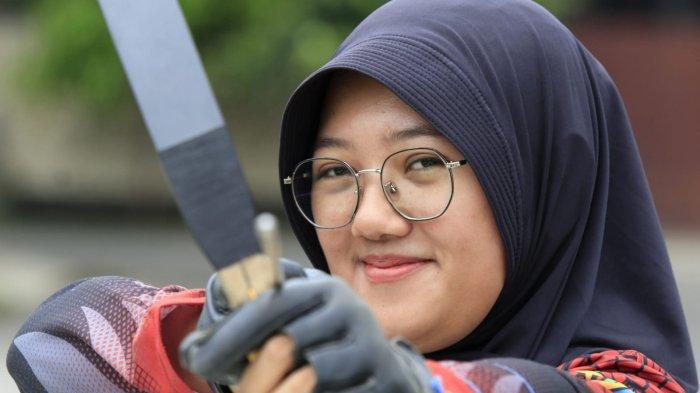 Atlet panahan Kabupaten Bandung, Sindy Oktaviani berlatih panahan di Rancamanyar Archery Club (RAC), Rancamanyar Regency 1, Desa Rancamanyar, Kecamatan Baleendah, Kabupaten Bandung, Jawa Barat, Senin (24/3/2025).
