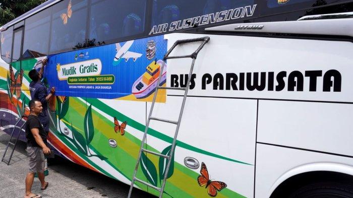 Sejumlah pekerja memasang stiker Mudik Gratis Bersama Pemprov Jabar dan Jasa Raharja pada bus pariwisata di Pool Bus Pariwisata Suryaputra (SPA), Jalan Leuwipanjang, Kota Bandung, Jawa Barat, Selasa (25/3/2025).