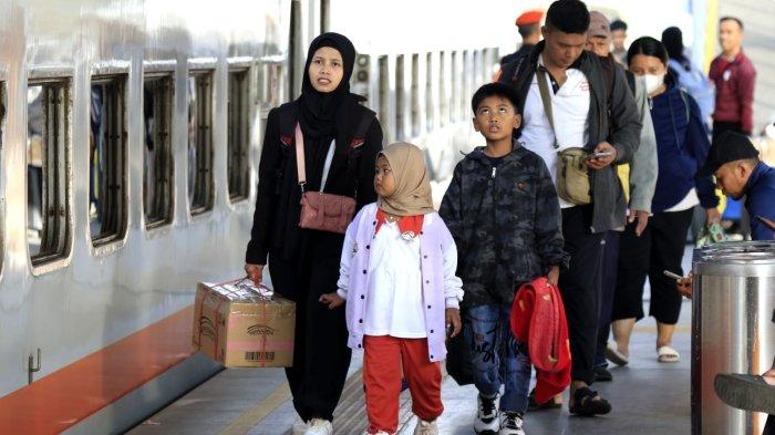 Sejumlah penumpang akan melakukan perjalanan mudik Lebaran 2025 menggunakan kereta api, di Stasiun Kiaracondong, Kota Bandung, Jawa Barat, Jumat (28/3/2025).