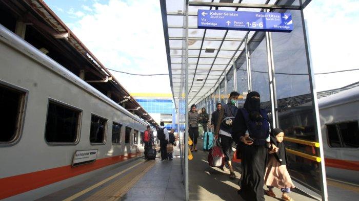 Sejumlah penumpang akan melakukan perjalanan mudik Lebaran 2025 menggunakan kereta api, di Stasiun Kiaracondong, Kota Bandung, Jawa Barat, Jumat (28/3/2025).